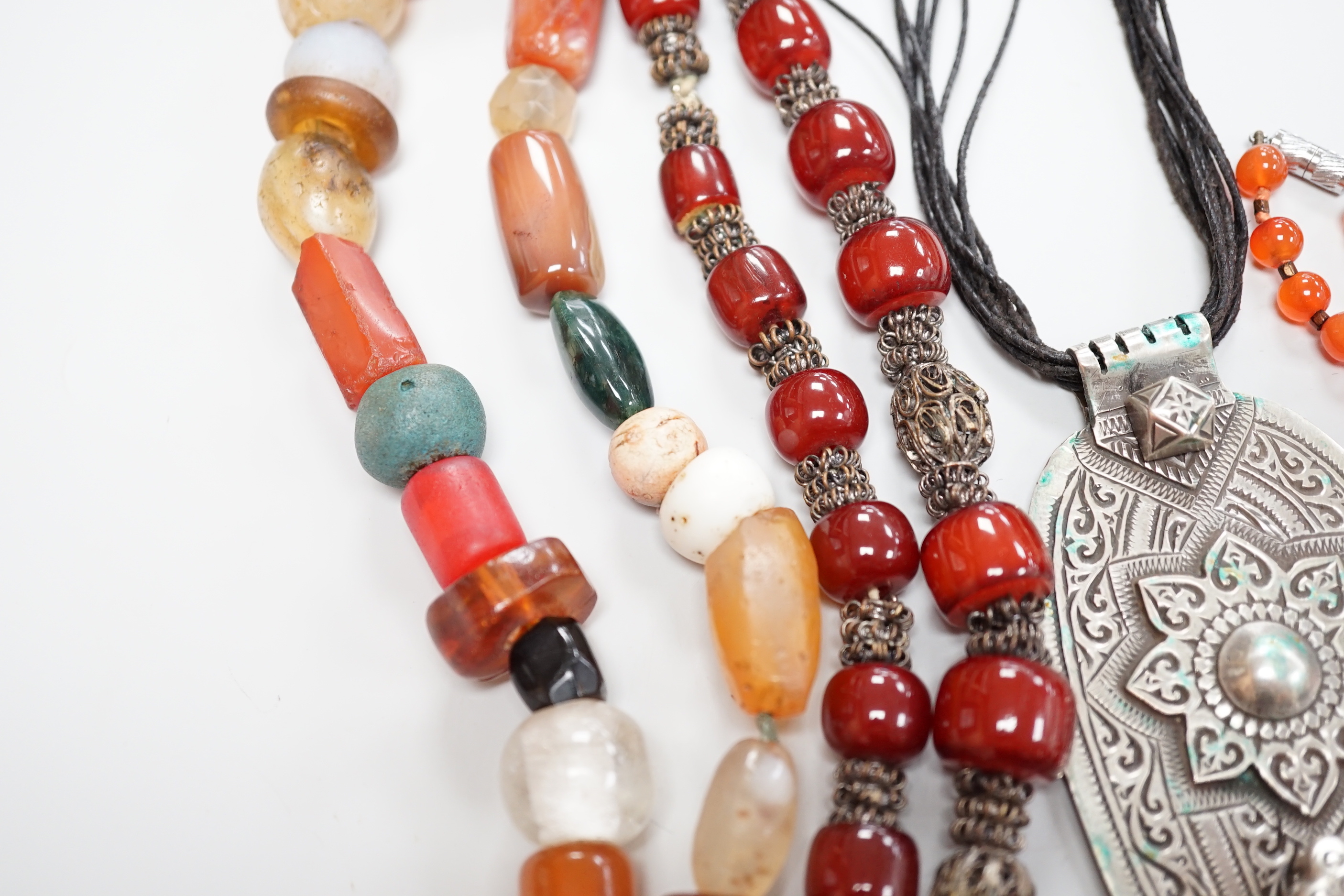 Assorted jewellery including a South American? white metal fringe necklace, a malachite bead necklace, amber earrings, filigree earrings, jet earrings, Hand Of Fatma pendant, agate bead necklace, hardstone pebble necklac